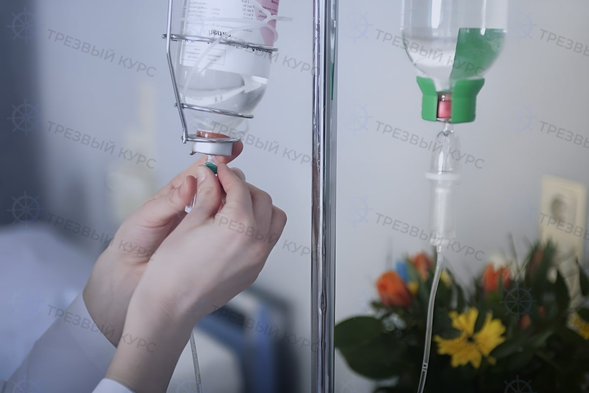 Врач устанавливает капельницу